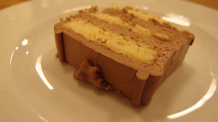 トップス　チョコレートケーキ