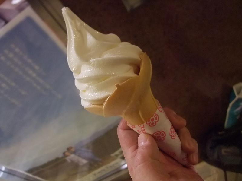 有楽町　北海道どさんこプラザ　バニラソフトクリーム