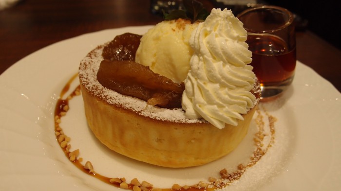 星乃珈琲店　キャラメルりんごのスフレパンケーキ