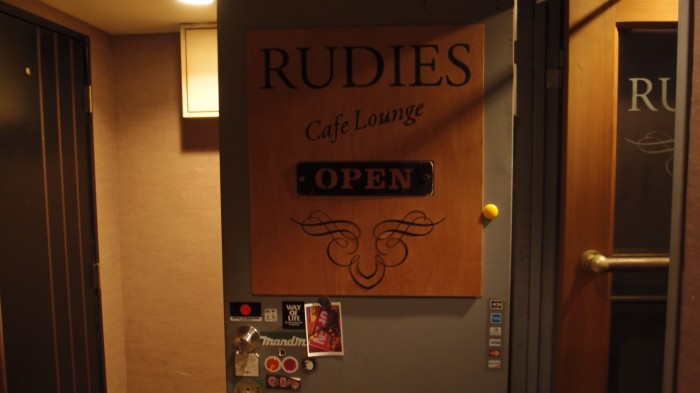 Rudies Cafe Lounge　入口