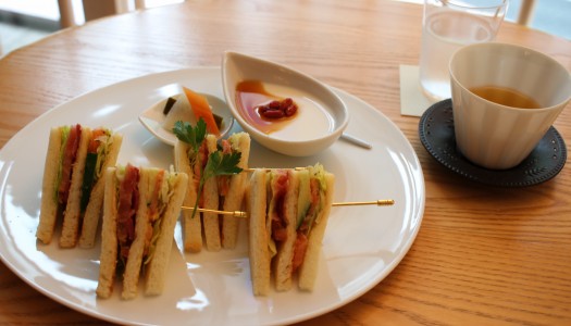 銀座　TANAGOKORO TEA ROOM　サーモンと野菜のクラブハウスサンドウィッチセット