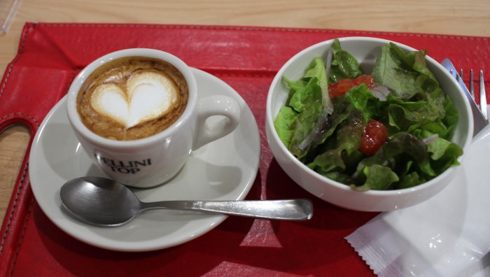 ペリーニ　サラダとカフェ