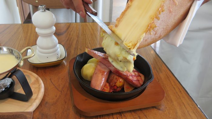 ラクレ　ラクレットからチーズをかける