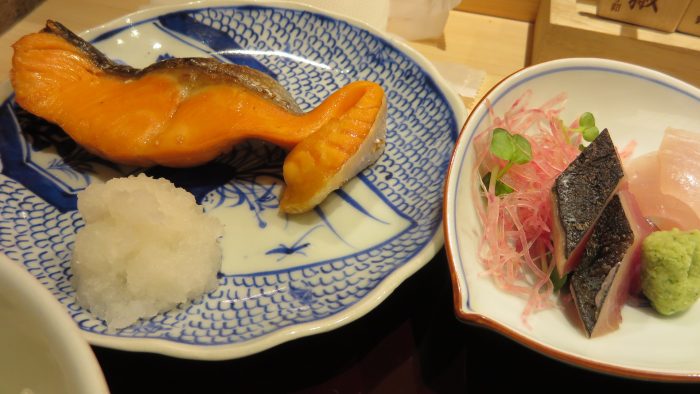 三分亭　シャケの焼き魚と刺身