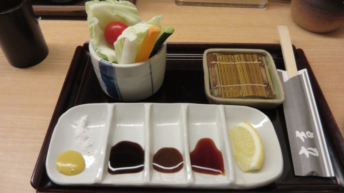 立吉　生野菜とソース