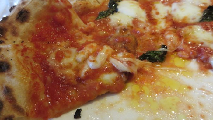 ginza+olive　ピッツァにオリーブオイル