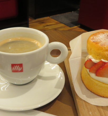 illy cafe パンケーキバーガー ストロベリー