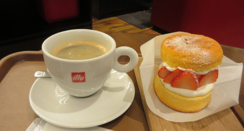 illy cafe パンケーキバーガー ストロベリー