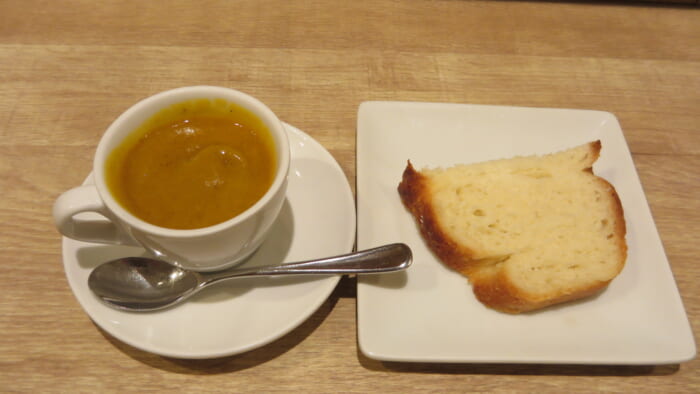 クラッティーニ　スープとパン