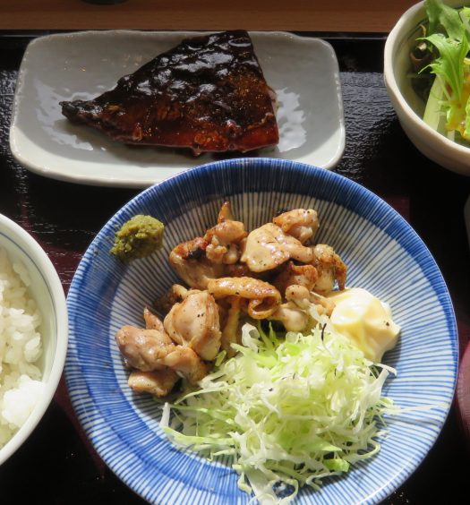 阿吽はなれ　鶏もも肉炭火焼き