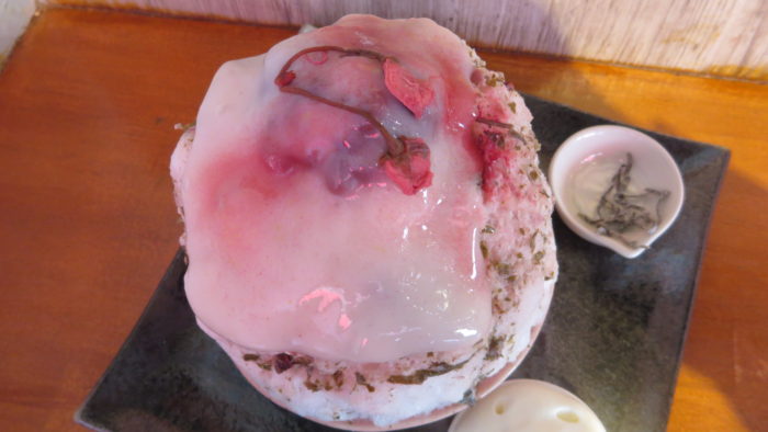パーラービネフル　桜餅のかき氷