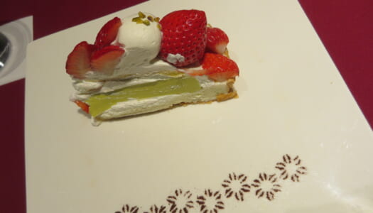 銀座　カフェコムサ銀座　「あまりん」とピスタチオムースのケーキ | 福岡県産いちご「あまおう」のショートケーキ