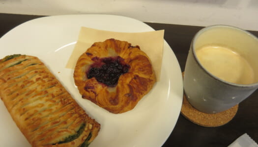 GINZA Cafe Planet Chocolat “Wild blueberry crown and Hourensou foca cheeze snack”
