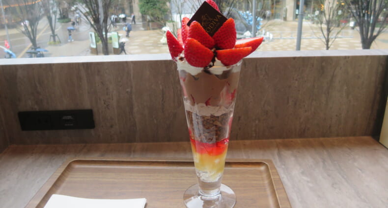 GODIVA cafe HIBIYA　ストロベリーチョコレートパフェ