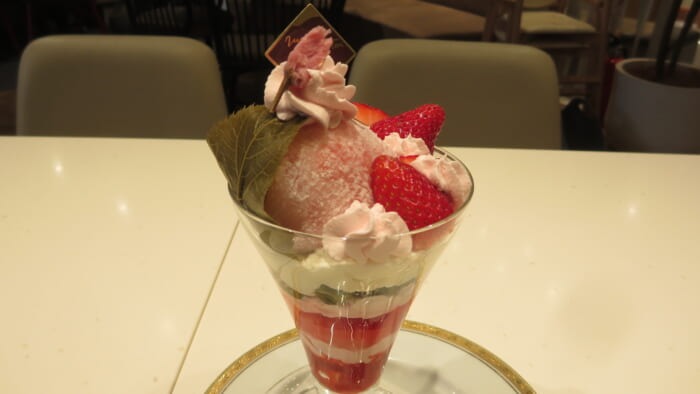 丸福珈琲パーラー　桜と苺のパフェ