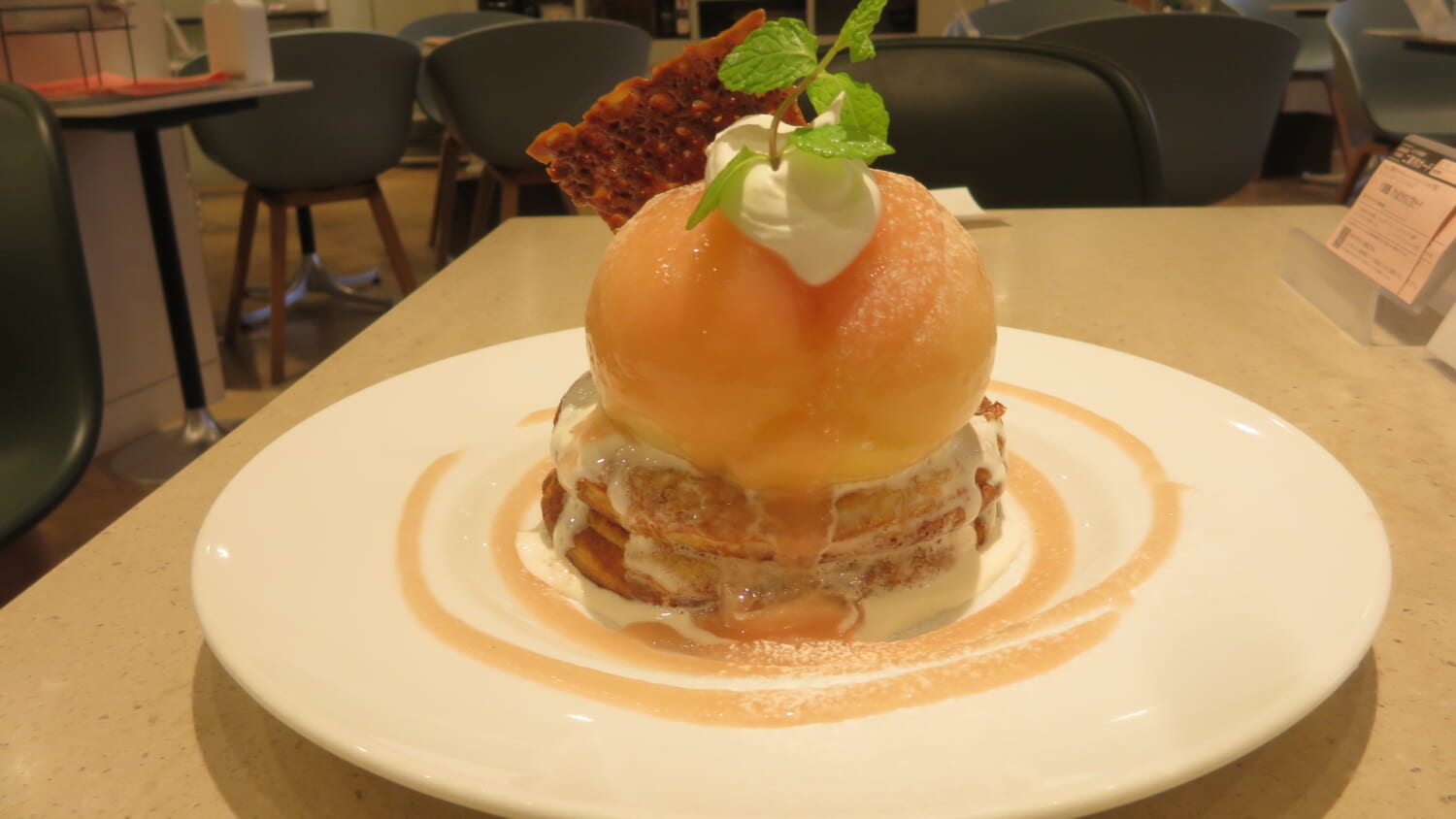 cafe＆books bibliotheque＠ルミネ有楽町　まるごと“岡山白桃”とミルキークリームのパンケーキ