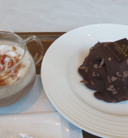 GODIVA cafe HIBIYA　クリスマスホットチョコレート、チョココロネ