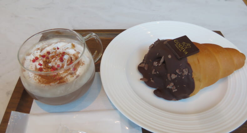 GODIVA cafe HIBIYA　クリスマスホットチョコレート、チョココロネ