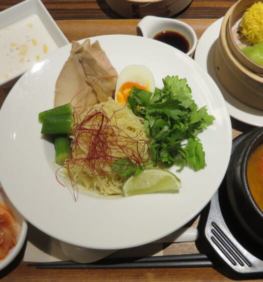 The BAGUS PLACE　鶏チャーシューと完熟トマトのトムヤムヌードル