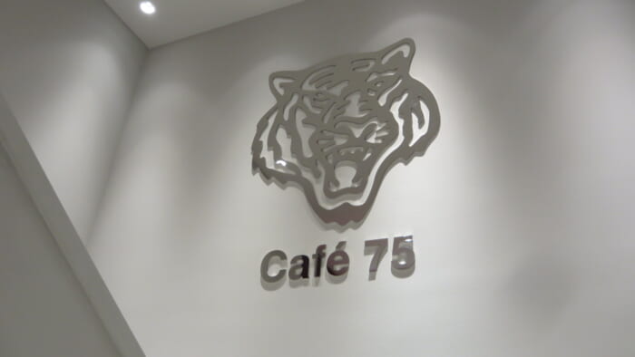 Onitsuka Tiger CAFÉ 75　階段入口