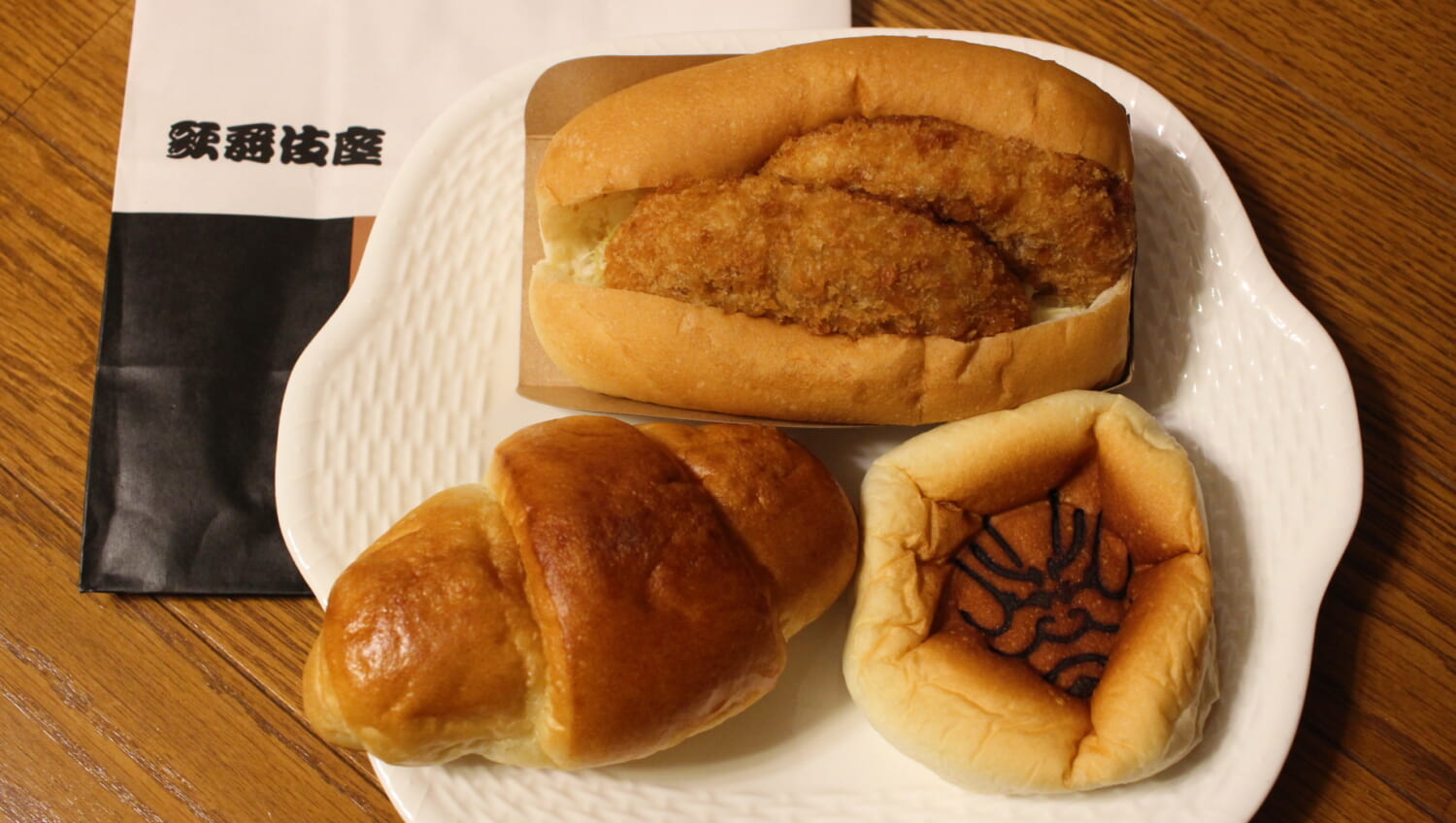 歌舞伎座ベーカリー　コロッケパン、塩パン、あんぱん