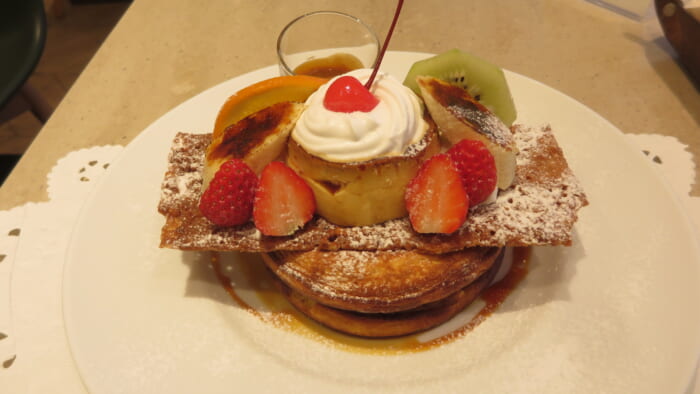 cafe＆books bibliotheque＠ルミネ有楽町　プリンアラモードのパンケーキ