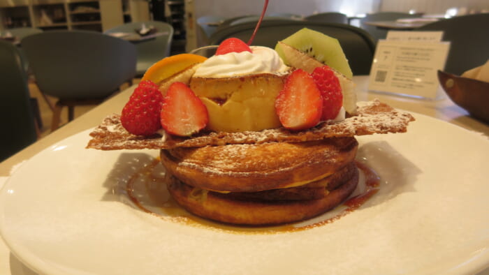 cafe＆books bibliotheque＠ルミネ有楽町　プリンアラモードのパンケーキ