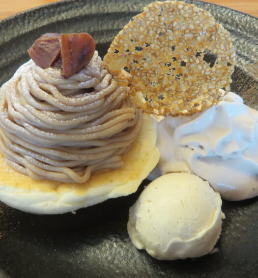 築地本願寺カフェTsumugi　モンブランパンケーキ～ほうじ茶クリームと黒蜜添え～