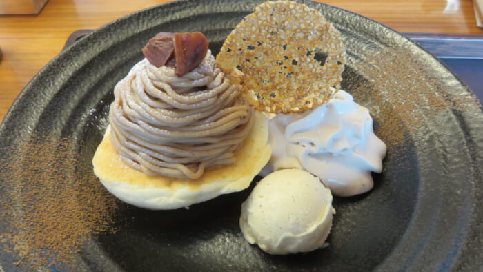 築地本願寺カフェTsumugi モンブランパンケーキ~ほうじ茶クリームと黒蜜添え~