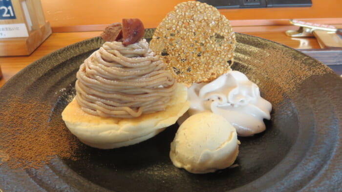 築地本願寺カフェTsumugi モンブランパンケーキ~ほうじ茶クリームと黒蜜添え~