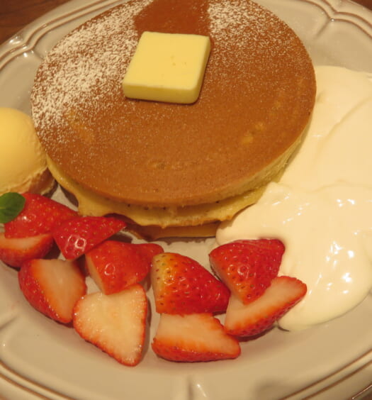 珈琲館銀座中央通りニ丁目店　苺のホットケーキ