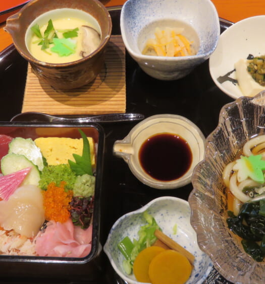 らん月　季節のミニ海鮮重と涼うどん
