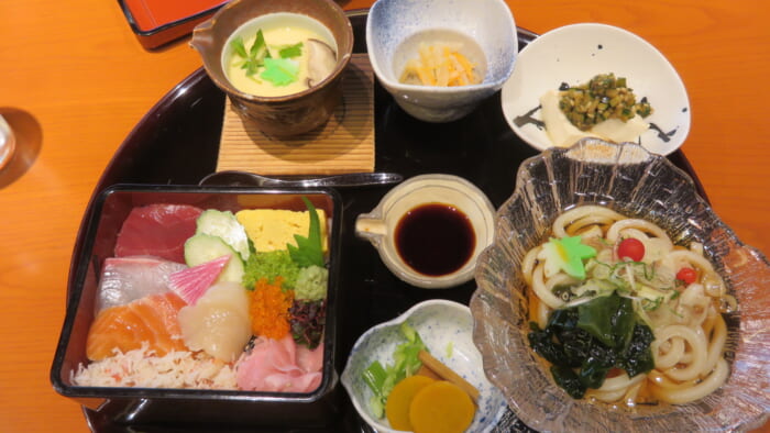 らん月　季節のミニ海鮮重と涼うどん