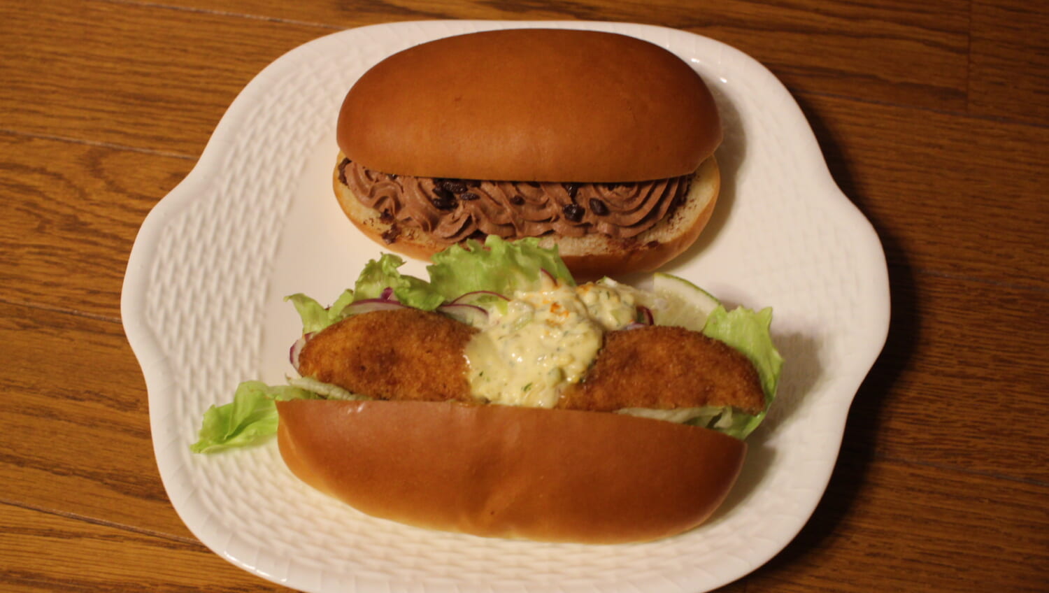 銀座をつなぐコッペパン@松屋 かにクロケットコッペ、チョコレートクリームコッペ