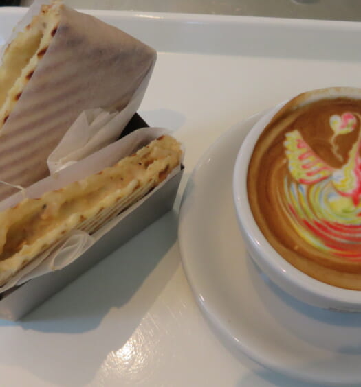 ROAR COFFEE 銀座パークサイド店　レインボーラテ茶、ツナメルト