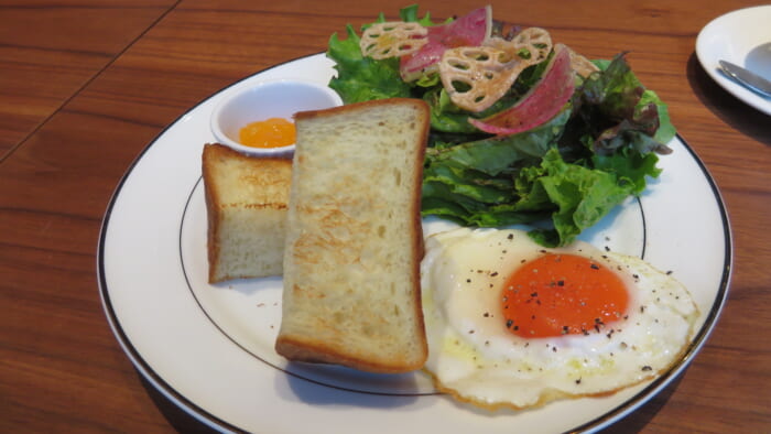 パンとエスプレッソとGINZA LOUNGE　目玉焼きセット