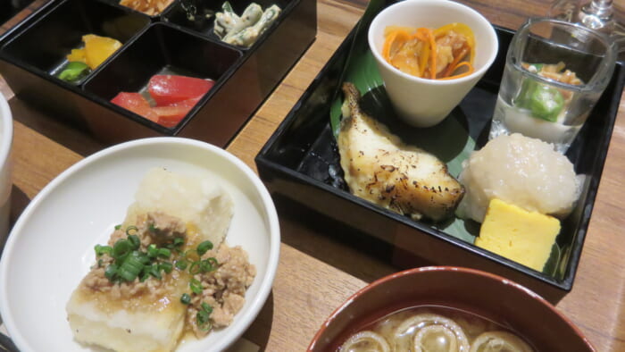 The BAGUS PLACE　銀だらとそぼろ豆腐のおばんざい定食