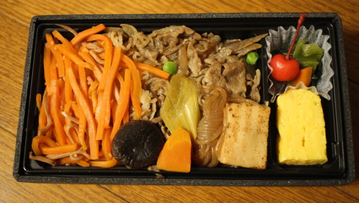 駅弁屋 祭　米沢牛すきやきと福島イカ人参弁当