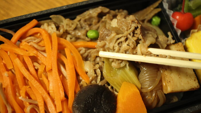 駅弁屋 祭　米沢牛すきやきと福島イカ人参弁当