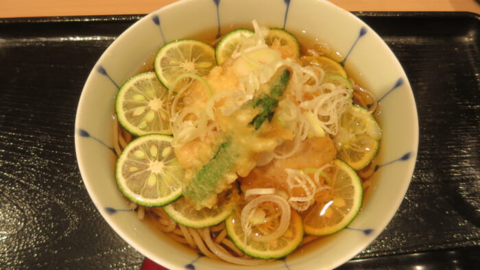 そと一　鶏天とスダチの冷やかけそば