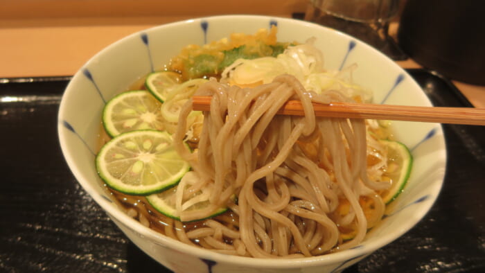 そと一　鶏天とスダチの冷やかけそば