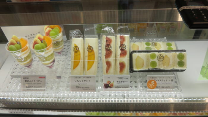 ハピマルフルーツ＠交通会館　売り場