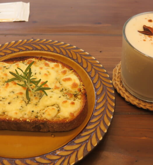 Cafe&Store Seeds Wellness 麻の実チーズトースト、チャイラテ