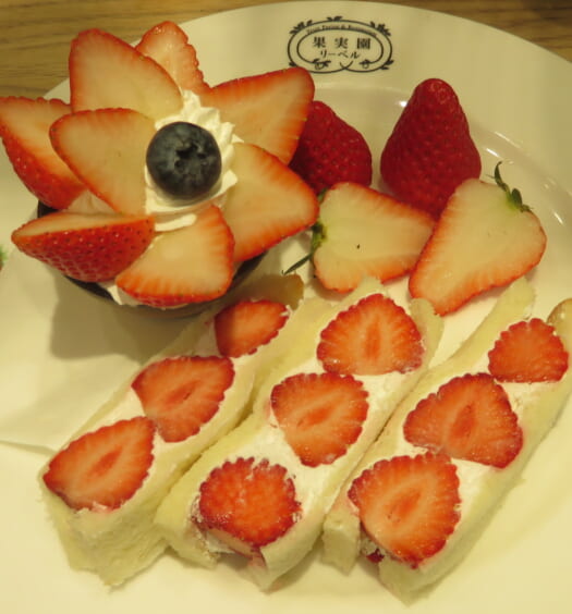 果実園リーベル＠日比谷シャンテ　いちごサンドといちごのバラエティプレート