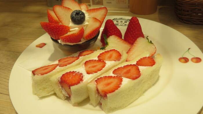 果実園リーベル＠日比谷シャンテ　いちごサンドといちごのバラエティプレート