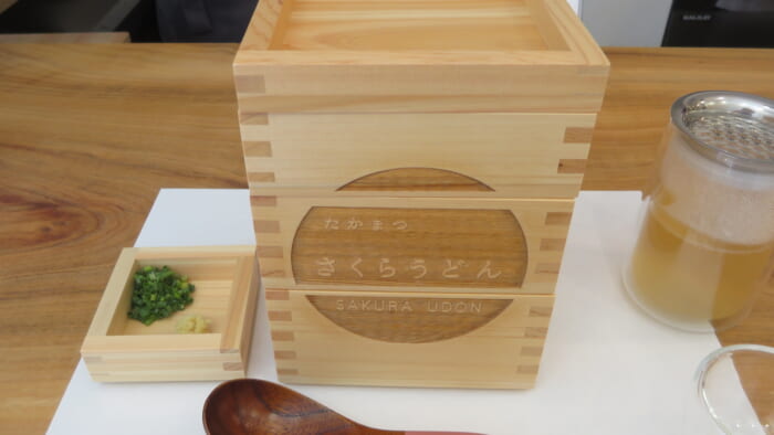 たかまつ さくらうどん　讃岐オリーブ和牛の肉うどんランチのお重